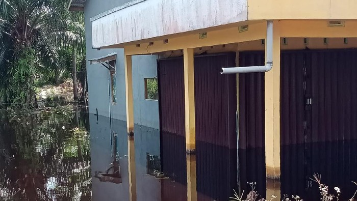 Banjir yang menggenangi rumah warga di Desa sejegi, kecamatan mempawah Timur, Rabu (21/7) (dok BPBD Kab Mempawah)