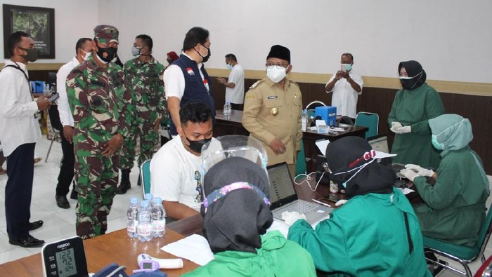 Banyuwangi Keroyokan Kejar Target Vaksinasi