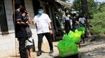 Berbagi Daging Kurban untuk Masyarakat Terdampak Pandemi