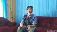 Bapak tua asal Kecamatan Cilawu ini Rabu (21/7/2021) siang dijemput dan dibawa ke kantor oleh polisi. Setibanya di kantor Polsek Garut Kota, terlihat Mang Iyad tampak kebingungan. Dia kemudian ditenangkan Kapolsek Kompol Deden Mulyana. Maksud penjemputannya, tentu bukan karena keterlibatannya dalam kasus hukum, melainkan akan diberi hadiah.