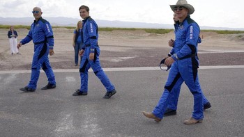 Keempat orang ini lantas menuju ke area mendaratnya roket New Shepard. Roket New Shepard yang ditumpangi Bezos dkk meluncur dengan kecepatan hingga 3.500 km/jam. Setelah itu, sekitar lima menit kemudian, kapsul di bagian atas memisahkan diri dari roket dan mencapai garis Karman yang berada di ketinggian 100 km. Roket bagian bawah kembali ke Bumi dan kapsul penumpang menyusul kemudian. Foto: AP