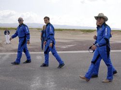 Tawa Lebar Manusia Terkaya Usai Gapai Antariksa