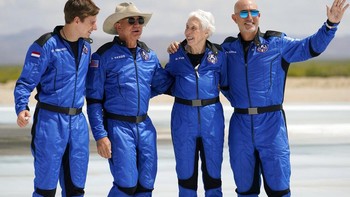 Seperti diketahui, konglomerat pendiri Amazon itu berhasil menunaikan misinya terbang ke luar angkasa menaiki roket Blue Origin. Bezos plesiran ke luar angkasa bersama dengan 3 orang lainnya yaitu saudaranya Mark Bezos, Wally Funk pilot wanita berusia 82 tahun dan terakhir, Oliver Daemen. AP Photo.