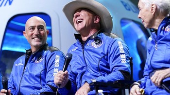 “Anda ke atas dan Bumi sangat kecil. Kecil dan rapuh,” kata Bezos saat terkagum melihat pemandangan Bumi. Dia mengatakan pemandangannya lebih memukau daripada yang pernah ia bayangkan. Foto: AP