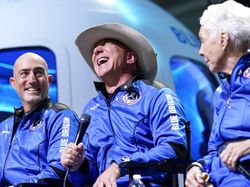 Tawa Lebar Manusia Terkaya Usai Gapai Antariksa