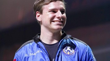 Siapa sangka kalau penumpang terakhir wisata luar angkasa ala Blue Origin ini adalah remaja 18 tahun bernama Oliver Daemen. Dengan demikian, Daemen adalah manusia termuda yang pernah menyentuh antariksa sejauh ini. Foto: AP