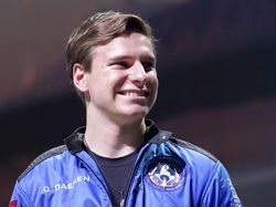 Tawa Lebar Manusia Terkaya Usai Gapai Antariksa