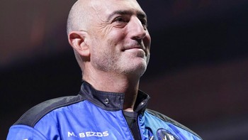 Dr Corey L. Hartman dermatologis di Birmingham, Alabama, turut menelurkan opininya. Menurutnya, memang ada perubahan signifikan pada wajah Bezos. Foto: AP