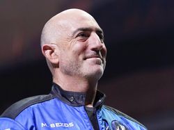 Tawa Lebar Manusia Terkaya Usai Gapai Antariksa