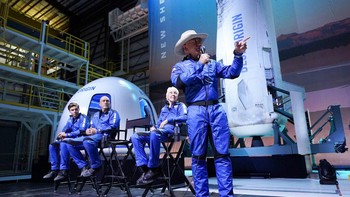 Penerbangan Bezos diluncurkan hanya sembilan hari setelah entrepreneur Richard Branson melesat ke luar angkasa menggunakan pesawat roket buatan Virgin Galactic. Foto: AP
