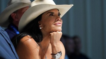 Kekasih Jeff Bezos Lauren Sanchez, terus menemaninya dan tentu turut bangga dengan pencapain sang orang terkaya di dunia. Foto: AP