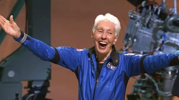 Wally Funk bukan orang baru dalam dunia penerbangan. Ia merupakan seorang pilot dan pionir penerbangan berusia 82 tahun. Diketahui, ia harus menunggu 60 tahun untuk bisa mencapai luar angkasa. Sebelumnya, saat ia berusia 21 tahun, Funk adalah salah satu peserta yang ikut program pelatihan astronaut perempuan, Woman in Space. Sayang, mimpi Funk harus kandas. Kini ia terseyum lebar sudah menggapai mimpi. Wally Funk pun disebut sebagai salah satu orang tertua yang pernah terbang ke luar angkasa. AP Photo/Tony Gutierrez.