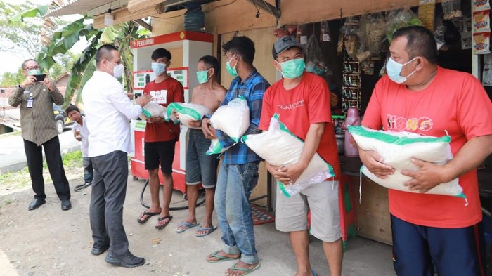 Bupati Kebumen Arif Sugiyanto membagikan beras kepada warga, Rabu (21/7/2021).