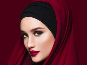 Penampilan Cinta Laura Berhijab Bikin Semua Mata Tertuju Padanya