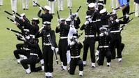 Para tentara tampak antusias dan bersemangat dalam berparade dalam merayakan kemerdekaan. 