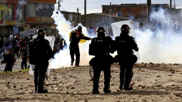 Colombia Protests Protesters clash with police during an anti-government protest in Bogota, Colombia, Tuesday, July 20, 2021, as the county marks its Independence Day. (AP Photo/Leonardo Munoz)