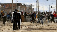 Para pengunjuk rasa bentrok dengan polisi selama protes anti-pemerintah di Bogota, Kolombia, Selasa, 20 Juli 2021