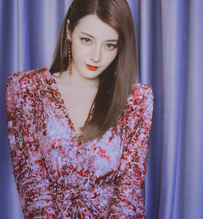 Dilraba Dilmurat adalah aktris China yang memiliki darah Uyghur. Ia dikenal dengan nama panggung Dilireba dan perannya dalam drama Cina Diamond Lover. Dilireba diperhitungkan sebagai brand ambassador terlaris di China. Foto: dok. Instagram dilrabaxx63