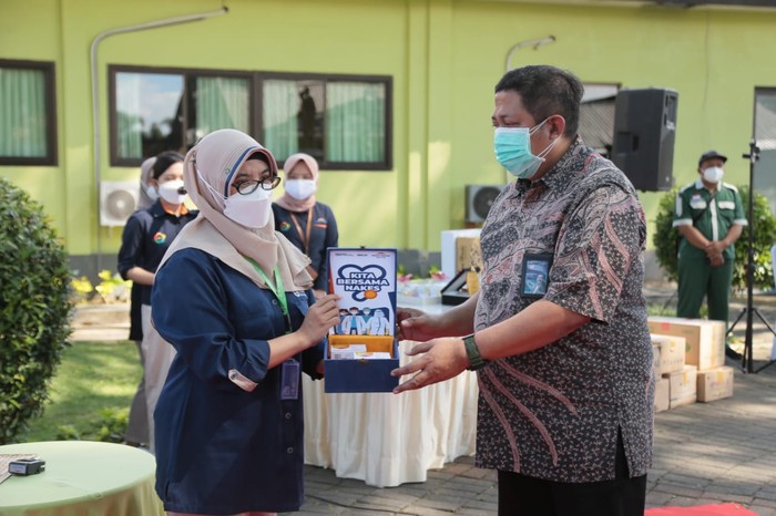 Direktur Utama PT Kimia Farma Apotek Nurtjahjo Walujo Wibowo saat menyerahkan bantuan
