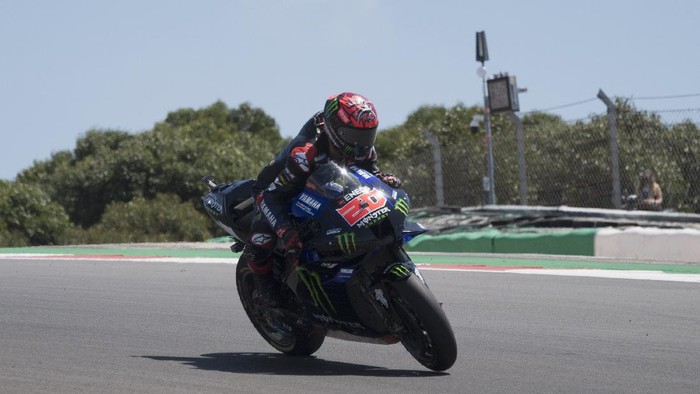PORTIMAO, PORTUGAL - APRIL 18: Fabio Quartararo of France and Monster Energy Yamaha MotoGP Team  heads down a straight during the MotoGP race during the MotoGP of Portugal - Race at Autodromo Internacional Do Algarve on April 18, 2021 in Portimao, Portugal. (Photo by Mirco Lazzari gp/Getty Images)