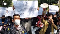 Massa menggelar aksi menolak perpanjangan Pemberlakuan Pembatasan Kegiatan Masyarakat (PPKM) di Kota Bandung.