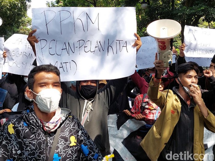 Massa dari kalangan driver ojek online, pedagang dan mahasiswa berunjuk rasa di depan Balai Kota Bandung, Rabu (21/7). Mereka menolak perpanjangan PPKM di Kota Bandung.