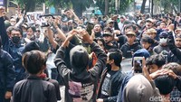 Pantauan di lokasi, Rabu (21/7/2021), pukul 13.15 WIB, massa menutup sebagian bahu jalan, sehingga arus lalu lintas di jalan tersebut ditutup sementara.