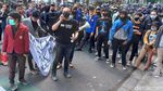 Foto-foto Massa Ojol-Pedagang Demo Tolak PPKM di Bandung