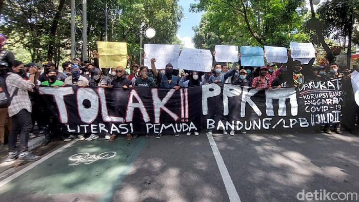Massa dari kalangan driver ojek online, pedagang dan mahasiswa berunjuk rasa di depan Balai Kota Bandung, Rabu (21/7). Mereka menolak perpanjangan PPKM di Kota Bandung.