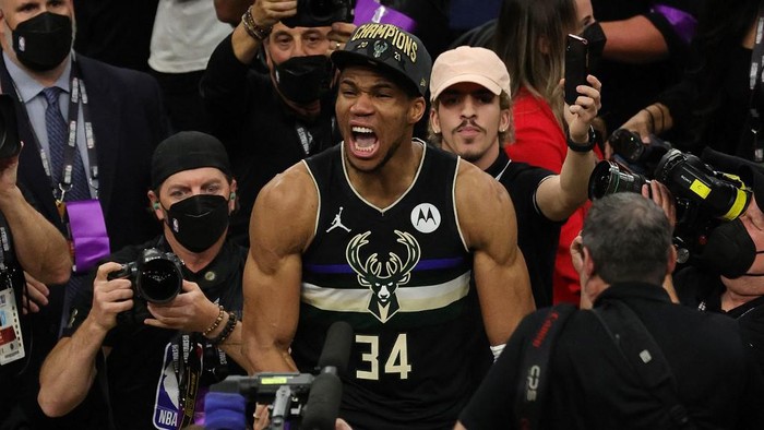 MILWAUKEE, WISCONSIN - JULY 20: Giannis Antetokounmpo #34 of the Milwaukee Bucks celebrates defeating the Phoenix Suns in Game Six to win the 2021 NBA Finals at Fiserv Forum on July 20, 2021 in Milwaukee, Wisconsin. NOTE TO USER: User expressly acknowledges and agrees that, by downloading and or using this photograph, User is consenting to the terms and conditions of the Getty Images License Agreement.   Jonathan Daniel/Getty Images/AFP (Photo by JONATHAN DANIEL / GETTY IMAGES NORTH AMERICA / Getty Images via AFP)