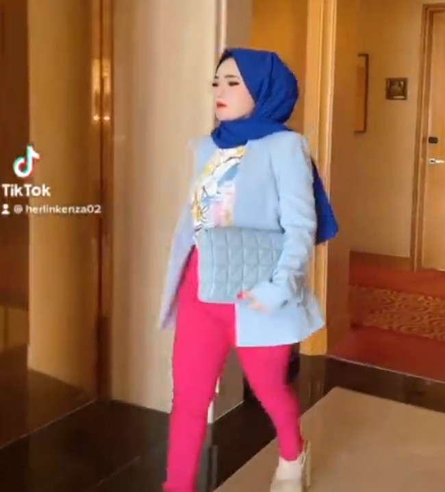 Seperti dalam penampilannya ini. Dia mengenakan hijab warna biru tua, blazer biru muda, dan celana pink fuchsia. Foto: dok. Instagram/@herlinkenza