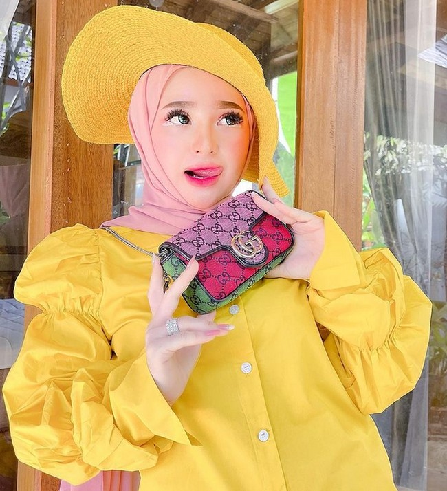 Aku tau aku salah. Tapi disini aku hanya menjalankan pekerjaan aku. Aku diundang dengan pengamanan super ketat. Aku juga kaget kok bisa padat banget, kata Herlin Kenza dalam akun Instagramnya. Foto: dok. Instagram/@herlinkenza