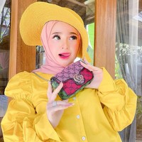 Aku tau aku salah. Tapi disini aku hanya menjalankan pekerjaan aku. Aku diundang dengan pengamanan super ketat. Aku juga kaget kok bisa padat banget, kata Herlin Kenza dalam akun Instagramnya. Foto: dok. Instagram/@herlinkenza