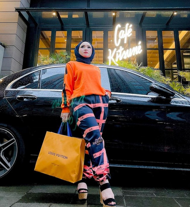 Gaya hedon Herlin Kenza pun tak jarang jadi hujatan netizen. Seperti penampilan Herlin yang tampil membawa kantong belanjaan Louis Vuitton ini dihujat netizen pamer. Foto: dok. Instagram/@herlinkenza