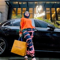 Gaya hedon Herlin Kenza pun tak jarang jadi hujatan netizen. Seperti penampilan Herlin yang tampil membawa kantong belanjaan Louis Vuitton ini dihujat netizen pamer. Foto: dok. Instagram/@herlinkenza