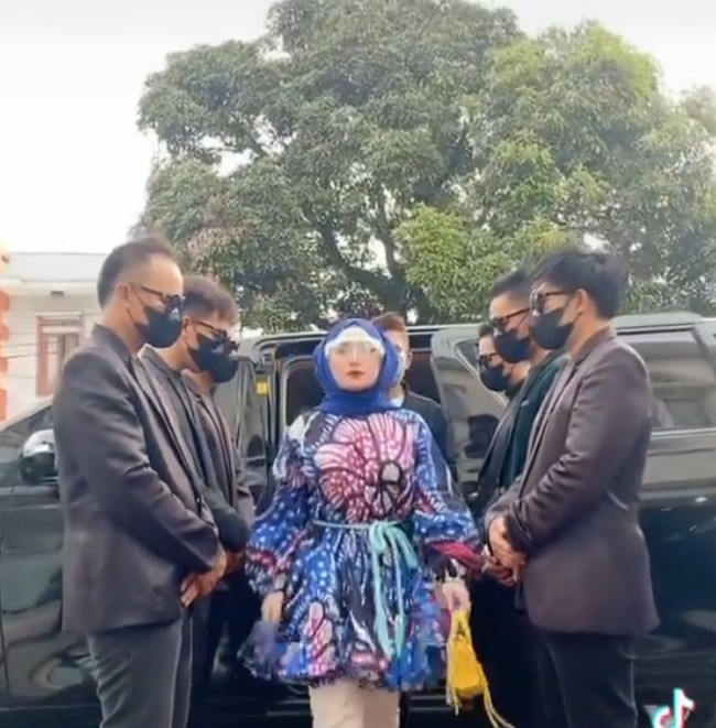 Herlin Kenza sebelumnya sempat jadi heboh karena memiliki sembilan bodyguard. Foto: dok. Instagram/@herlinkenza