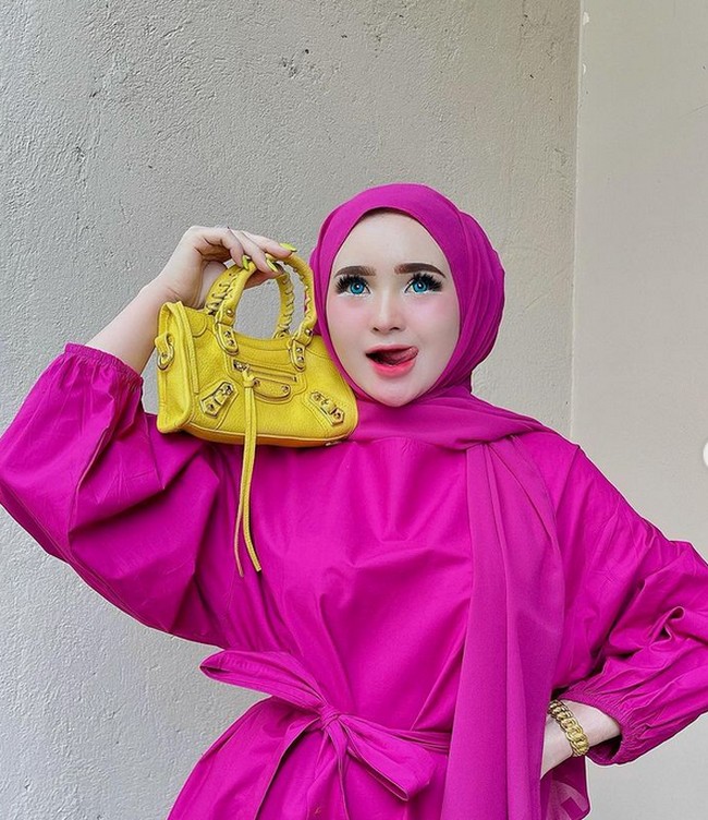 Ini penampilan Herlin Kenza yang selalu tampil cetar. Dia adalah selebgram asal Aceh yang jadi viral karena membuat kerumunan dalam acara toko di Lhokseumawe, Aceh. Foto: dok. Instagram/@herlinkenza