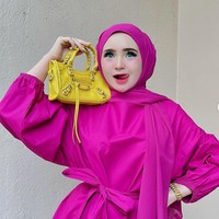 Ini penampilan Herlin Kenza yang selalu tampil cetar. Dia adalah selebgram asal Aceh yang jadi viral karena membuat kerumunan dalam acara toko di Lhokseumawe, Aceh. Foto: dok. Instagram/@herlinkenza