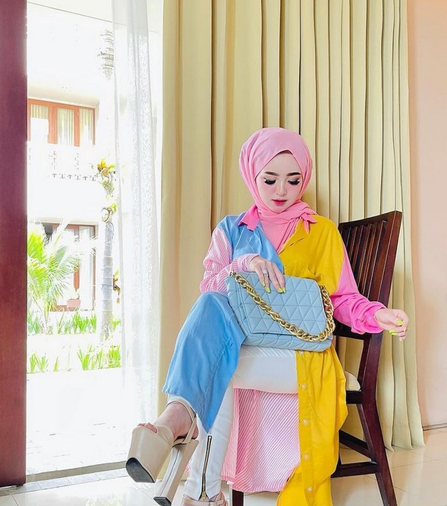 Di sejumlah penampilannya, Herlin tak ragu untuk tampil dengan busana warna-warna cerah. Ia pun tak segan mengenakan busana tabrak warna. Foto: dok. Instagram/@herlinkenza
