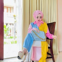 Di sejumlah penampilannya, Herlin tak ragu untuk tampil dengan busana warna-warna cerah. Ia pun tak segan mengenakan busana tabrak warna. Foto: dok. Instagram/@herlinkenza