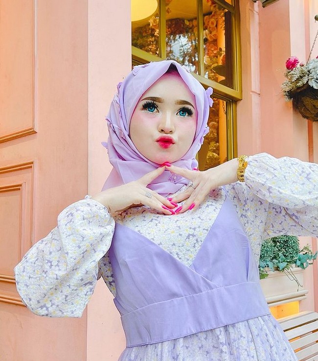 Wanita yang disebut sebagai Barbie hidup yang punya pesona seperti Barbie itu kini diperiksa polisi setelah acara tersebut. Kabid Humas Polda Aceh Kombes Winardy menyampaikan kedatangan Herlin Kenza di toko tersebut telah menimbulkan kerumunan di tengah PPKM di Kota Lhokseumawe. Videonya sudah viral dan menimbulkan keresahan. Yang bersangkutan juga akan segera diperiksa terkait kerumunan itu, ujar Winardy dalam keterangan kepada wartawan, Selasa (20/7/2021), seperti dikutip detiknews. Foto: dok. Instagram/@herlinkenza