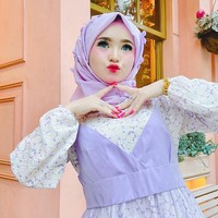 Wanita yang disebut sebagai Barbie hidup yang punya pesona seperti Barbie itu kini diperiksa polisi setelah acara tersebut. Kabid Humas Polda Aceh Kombes Winardy menyampaikan kedatangan Herlin Kenza di toko tersebut telah menimbulkan kerumunan di tengah PPKM di Kota Lhokseumawe. Videonya sudah viral dan menimbulkan keresahan. Yang bersangkutan juga akan segera diperiksa terkait kerumunan itu, ujar Winardy dalam keterangan kepada wartawan, Selasa (20/7/2021), seperti dikutip detiknews. Foto: dok. Instagram/@herlinkenza