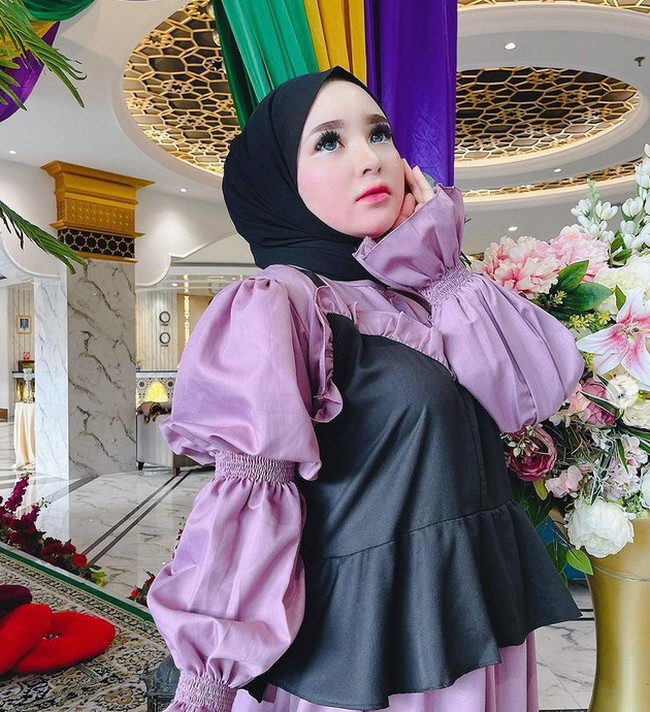 Selain menjadi influencer, Herlin Kenza juga memiliki bisnis softlens. Foto: dok. Instagram/@herlinkenza