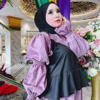 Selain menjadi influencer, Herlin Kenza juga memiliki bisnis softlens. Foto: dok. Instagram/@herlinkenza