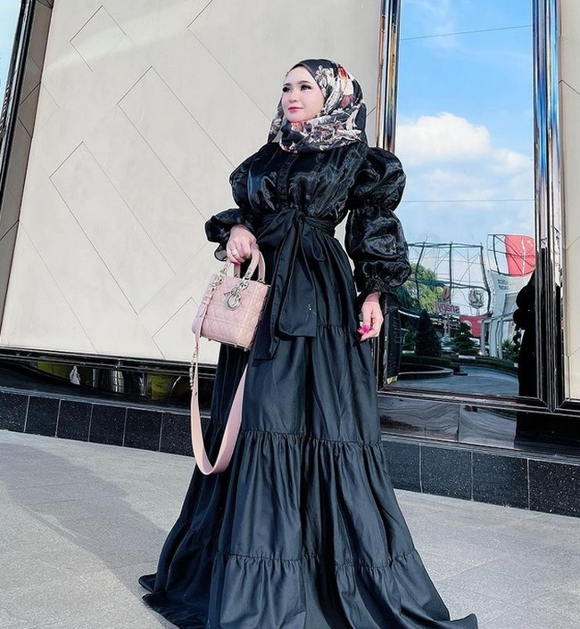 Di Instagramnya, selebgram dengan followers 654 ribu itu selalu menunjukkan penampilan hebohnya. Seperti dalam foto ini, wanita 24 tahun itu mengenakan gaun hitam bervolume yang menyapu lantai. Foto: dok. Instagram/@herlinkenza