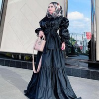 Di Instagramnya, selebgram dengan followers 654 ribu itu selalu menunjukkan penampilan hebohnya. Seperti dalam foto ini, wanita 24 tahun itu mengenakan gaun hitam bervolume yang menyapu lantai. Foto: dok. Instagram/@herlinkenza