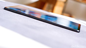 Tablet ini punya ketebalan 7,25 mm, dan bobot sekitar 485 gram. Foto: Adi Fida Rahman/detikINET