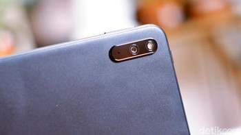 Kamera belakang berukuran 13 MP yang dilengkapi flash LED. Sementara bagian depan terdapat kamera 8 MP. Foto: Adi Fida Rahman/detikINET