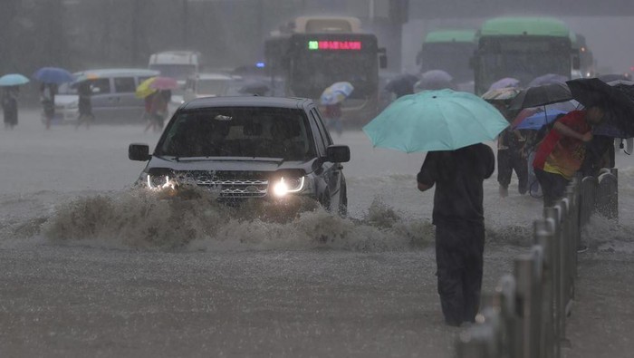Heavy downpour in Zhengzhou city, central Chinas Henan province on Tuesday, July 20, 2021. Heavy flooding has hit central China following unusually heavy rains, with the subway system in the city of Zhengzhou inundated with rushing water. (Chinatopix Via AP)