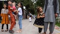 Mulai dari anak-anak hingga orang dewasa larut dalam kebahagiaan.